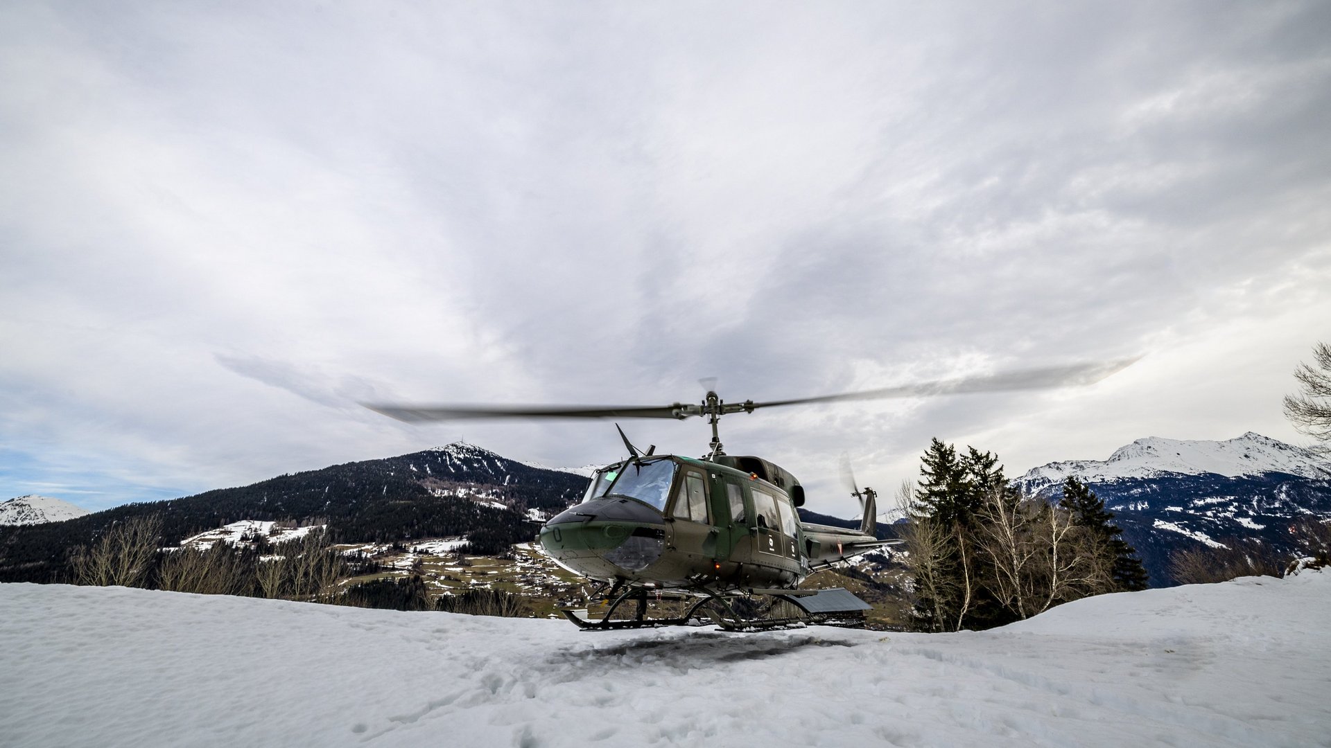 Eine Agusta Bell 212 hilft in Tirol der Bevölkerung.